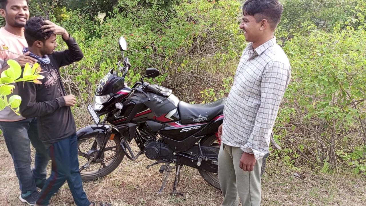 Indian Threesome Gay Movies In Hindi – A young boy comes to the forest with a bike and calls his friends and gives them – Hindi