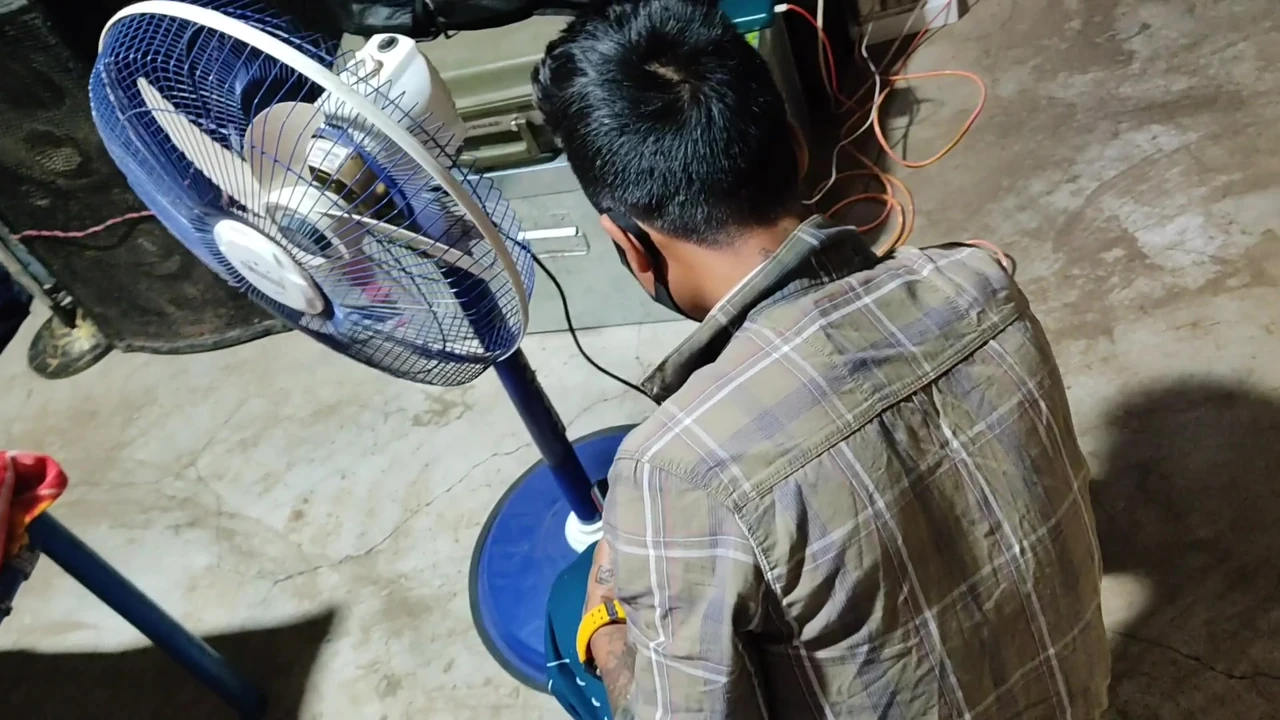A Unique Sexy Story of a Fun Mechanic and a Fan Repairmaster – Indian Gay – Hindi Movies R